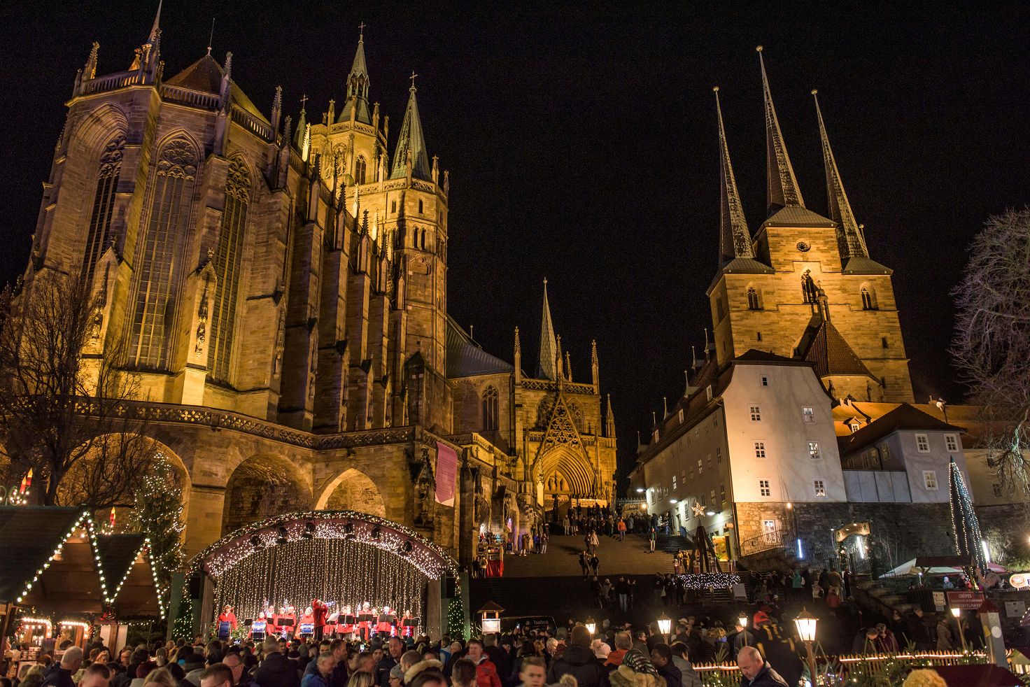 Erfurter Dom festlich beleuchtet zur Weihnachtszeit – winterliche Ausflugsempfehlung für Gäste unserer Ferienwohnungen im Weimarer Land.