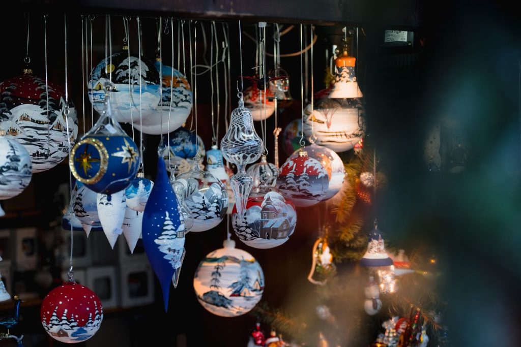 Handgefertigte Glaskugeln von Lauschaer Glasbläsern auf dem Erfurter Weihnachtsmarkt – beliebter Ausflug in der Adventszeit für Gäste unserer Ferienwohnungen in Bad Berka.