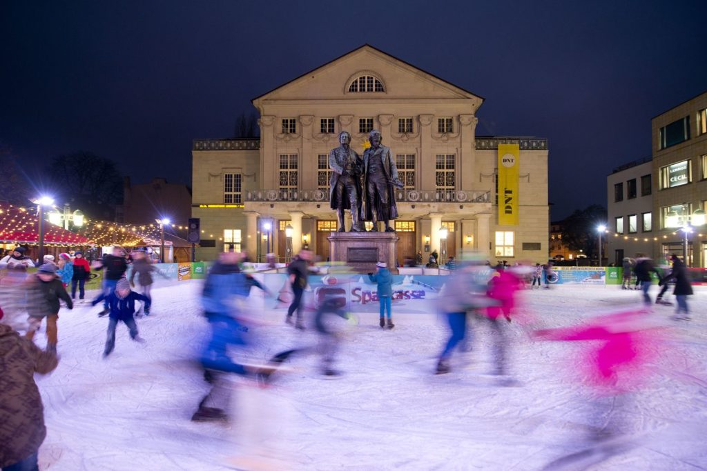 Goethe- und Schiller-Denkmal mit Eisbahn vor dem Deutschen Nationaltheater in Weimar – stimmungsvolle Winterattraktion für Gäste unserer Ferienwohnungen in Bad Berka